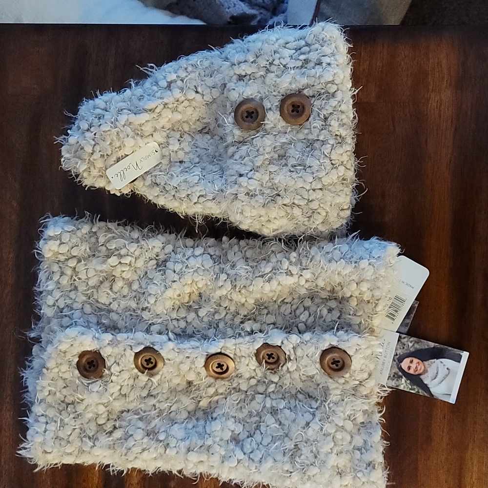 SIMPLY NOELLE HAT AND SCARF SET. BNWT